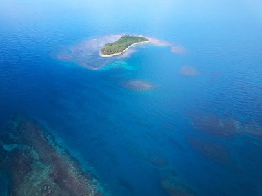 Mavi deniz suyu küçük ada