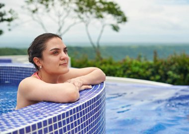 Havuzda dinlenen genç kadın