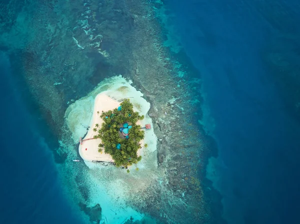 Una piccola isola tropicale — Foto Stock