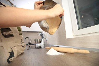 Un hamur ve oklava masada