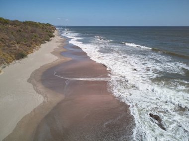 Okyanus dalgaları kumlu plaja vurdu 