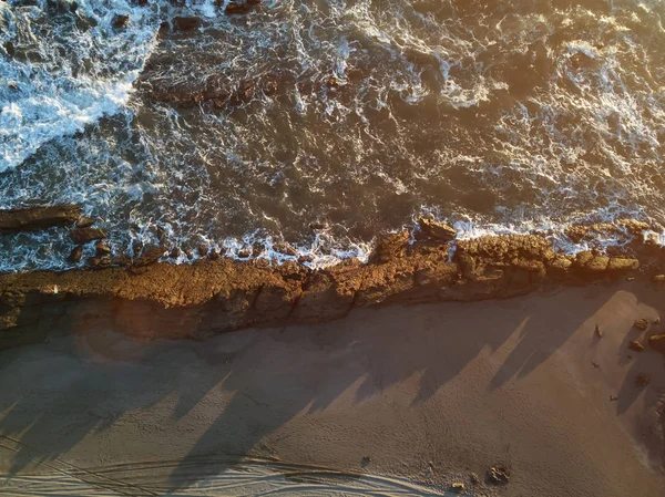 Oceano riva nel tempo del tramonto — Foto Stock