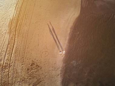 Sahilde duran iki insanlar üzerine görünümünün üst