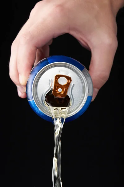 Hand schenkt Bier aus Dose ein — Stockfoto