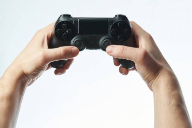 Siyah oyun kumandası holding eller