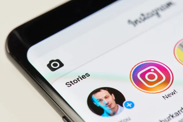 Menambahkan cerita baru pada aplikasi instagram — Stok Foto