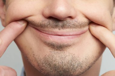 Zorla sahte gülümseme yakın çekim