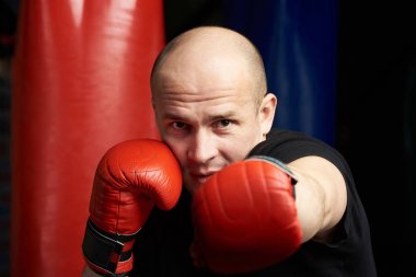 Adam boks yumruk yapma Close-Up