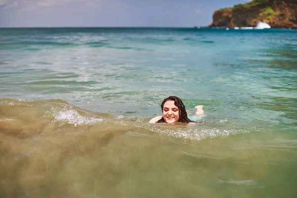 Eine Frau schwimmt im blauen Meerwasser — Stockfoto