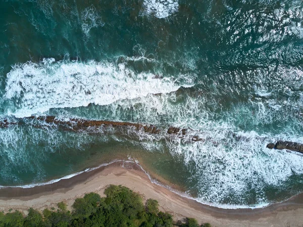 Большие океанские волны достигают берега — стоковое фото