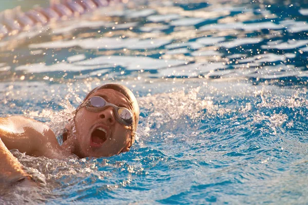 Bewegungsschwimmen im Pool — Stockfoto