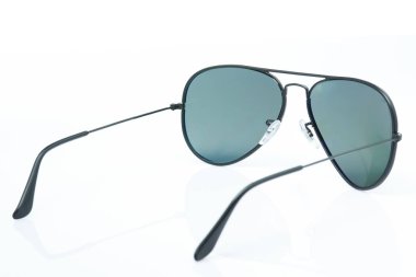 Güneş gözlüğü izole arkası