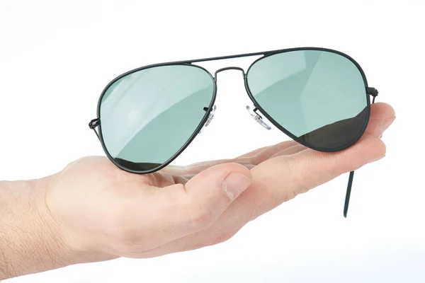 Gafas de sol ponen en la palma de la mano — Foto de Stock