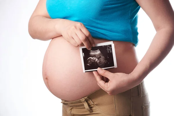 Vista laterale della donna incinta con ecografia — Foto Stock