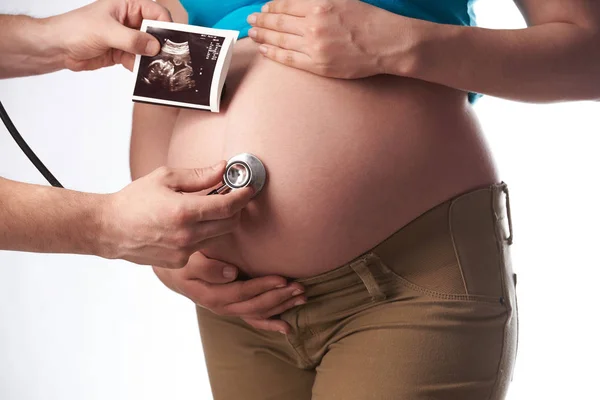Controllo del ventre della donna incinta — Foto Stock