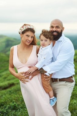 Yeni doğan çocuk için bekleyen genç ebeveyn