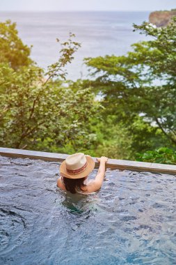 Havuzda şapkalı kadın