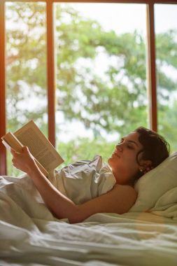 Kitap okuyan genç bir kadın