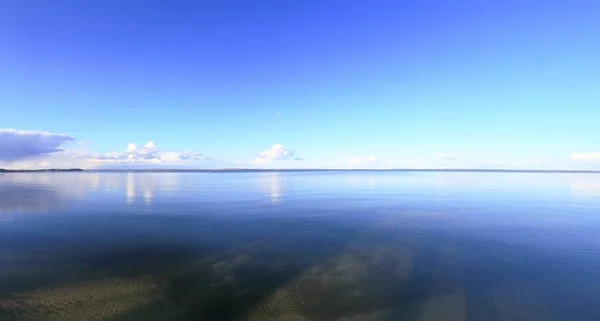 Clean blue water and sky — Stock Photo, Image