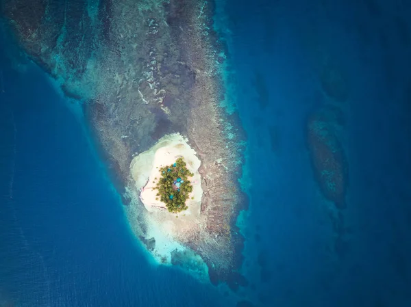 Small island on coral reef — Stock Photo, Image