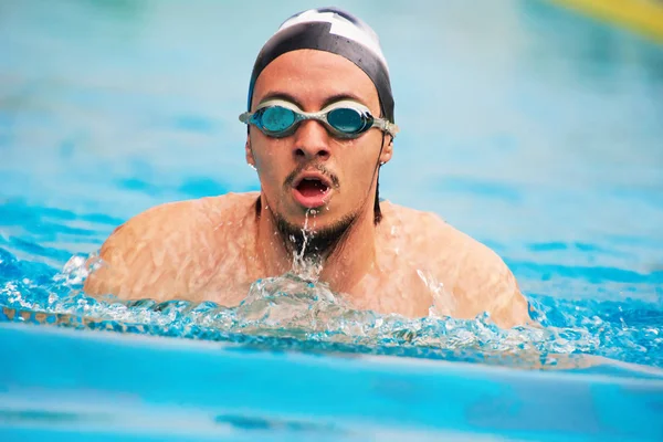 Ember, légzés, úszás közben — Stock Fotó