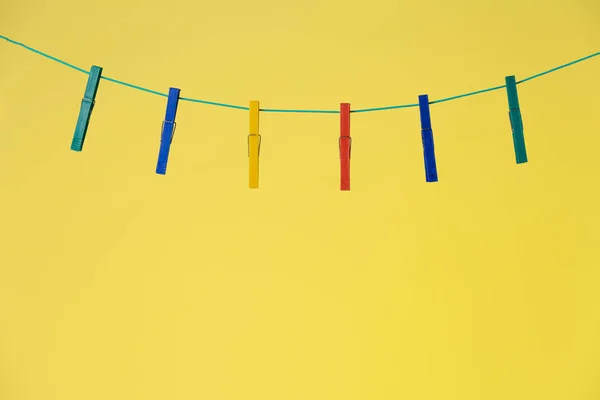Pinzas de ropa coloridas en la cuerda —  Fotos de Stock