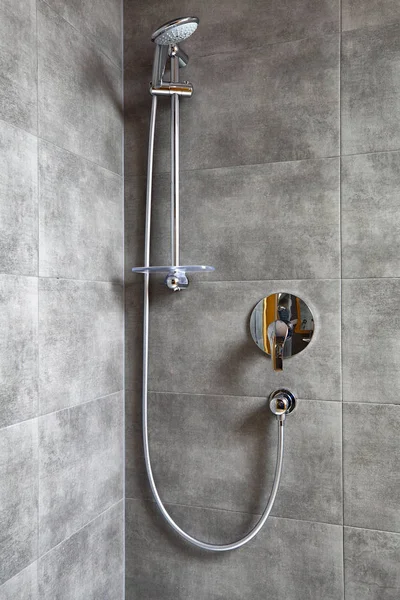 Nowe błyszczące nowoczesny prysznic — Zdjęcie stockowe