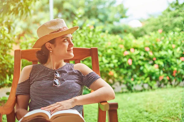 Chica hispana con libro —  Fotos de Stock