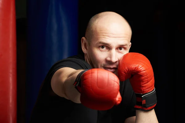 Primer plano del hombre haciendo ponche de boxeo —  Fotos de Stock