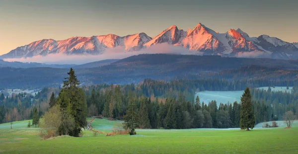 Panoramiczny widok na Tatry mounains — Zdjęcie stockowe