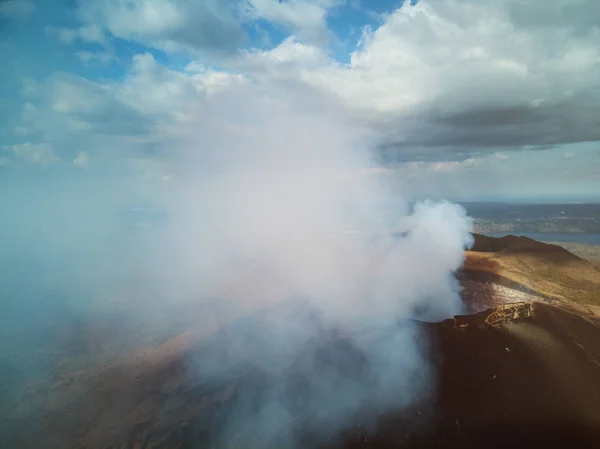 Gran humo proveniente del cráter del volcán — Foto de Stock
