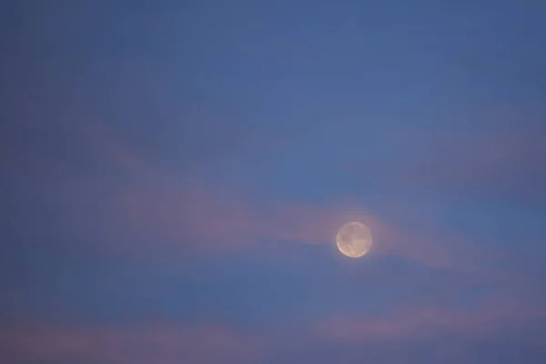 Фиолетовое небо заката с полной луной — стоковое фото
