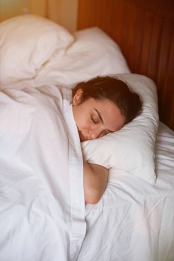 Genç kadın uyku yatakta