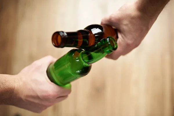 Saúde com garrafas de cerveja — Fotografia de Stock