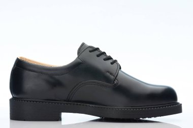 Siyah klasik erkek ayakkabısı.