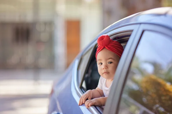 Árabe niña mirando por la ventana — Foto de Stock