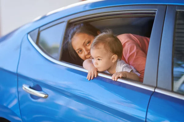 Two young sisters looking from car window — Stock Photo, Image