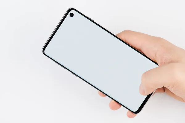 Använda smartphone med en hand — Stockfoto