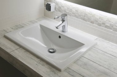 Banyo musluğu yakın görünüm