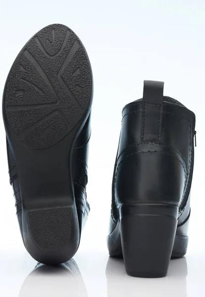 Чорне жіноче взуття з високим каблуком — стокове фото