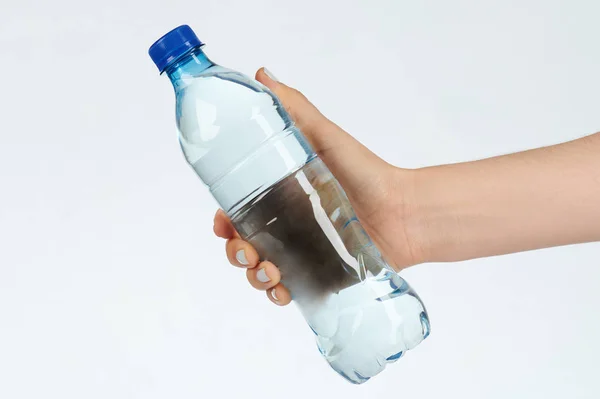 Frau hielt Plastikflasche mit Wasser in der Hand — Stockfoto