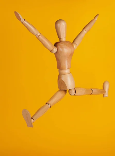 Homem de madeira em pose de salto — Fotografia de Stock