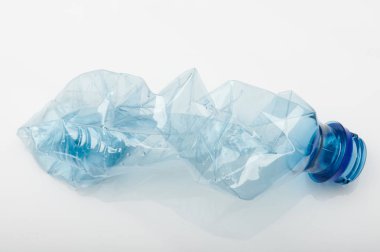 Mavi çarpmış plastik şişe