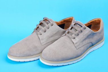Bir çift modern gri adam ayakkabısı.