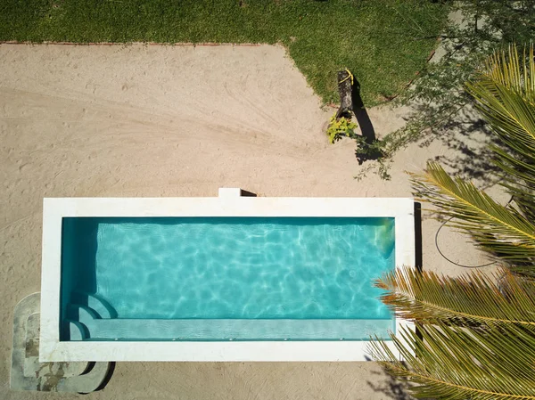 Piscina com água azul clara — Fotografia de Stock