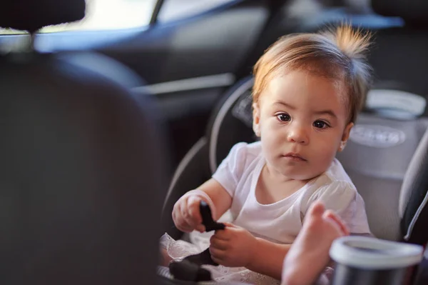 Chica joven divertida en asiento de coche — Foto de Stock