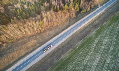 Kamyon yolda ağır yük taşır