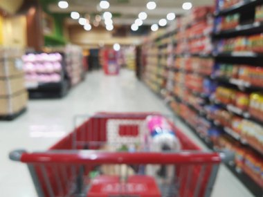 Mağaza arabasının arka planı bulanık