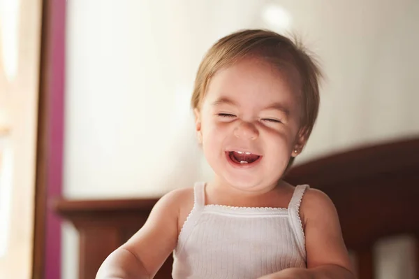 Сміється дитина з закритими очима — стокове фото