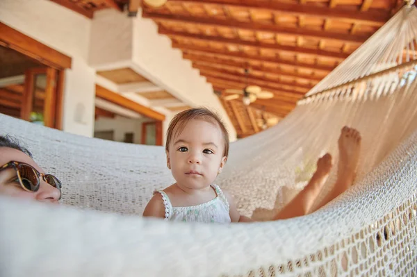 Niña sentada en hamaca —  Fotos de Stock